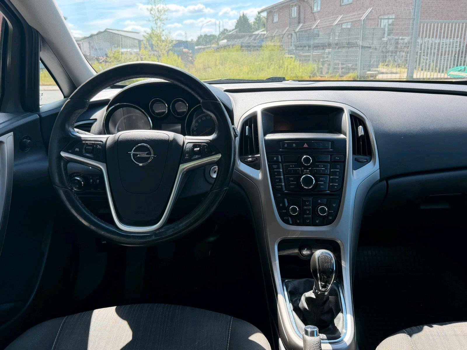 Opel Astra 2011 — photo 8
