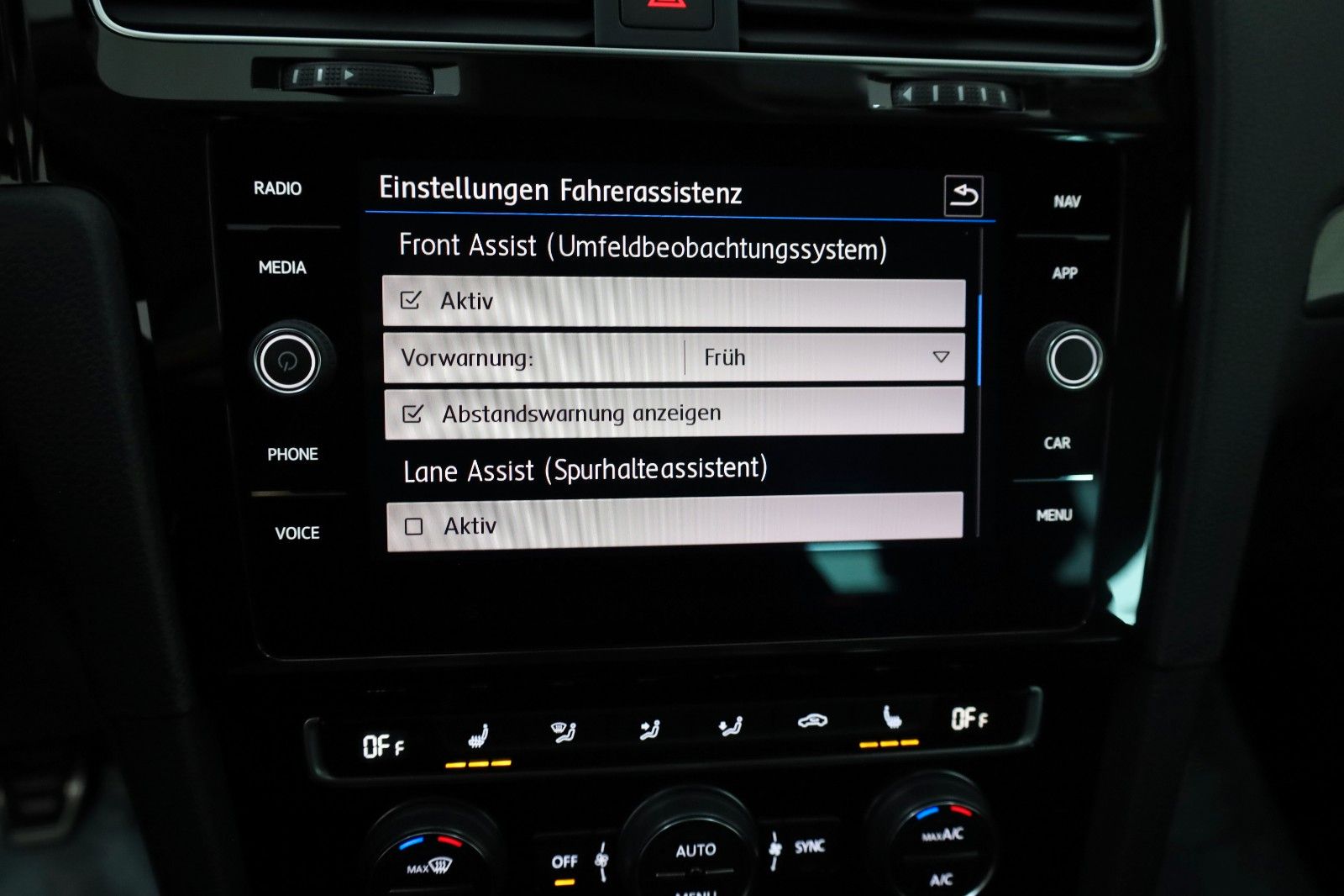 Fahrzeugabbildung Volkswagen Golf VII Lim. IQ.DRIVE BM Navi,SH,ACC,ParkAssist
