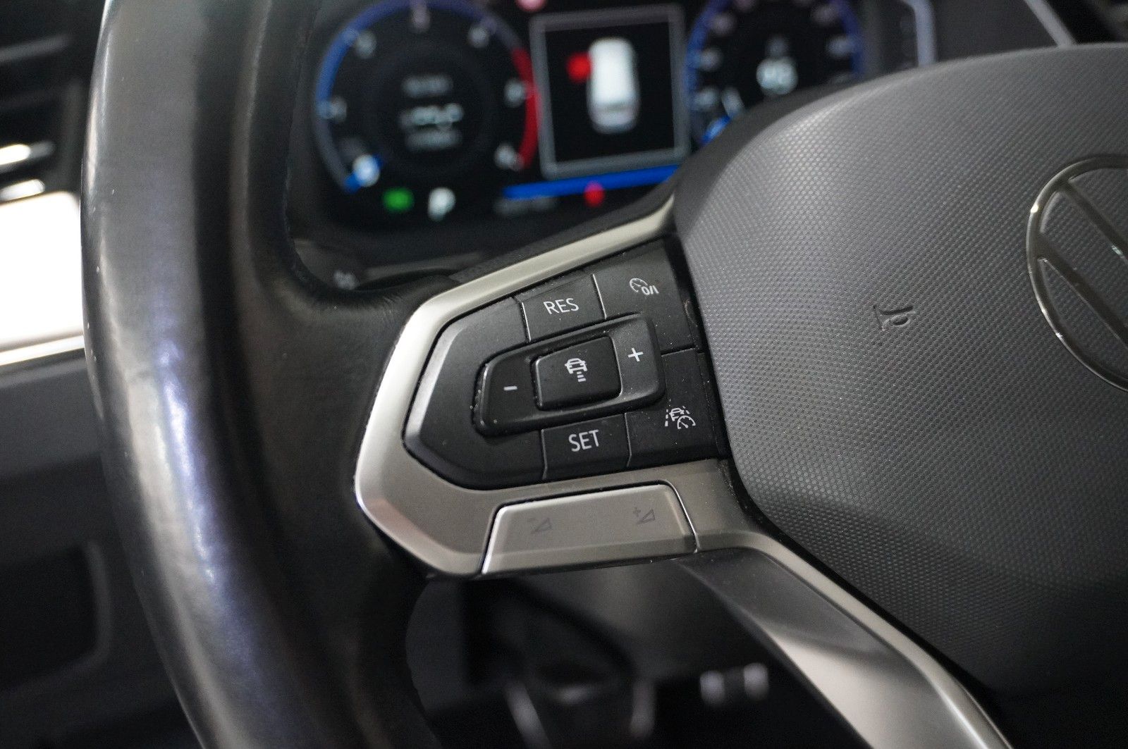 Fahrzeugabbildung Volkswagen Passat VARI. 2.0D R-LINE 4M NAVI/LED/KAMERA/AHK