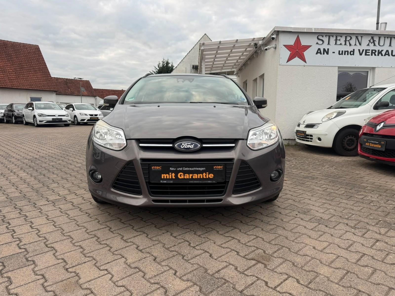 Ford Focus 2011 — вигляд ззаду