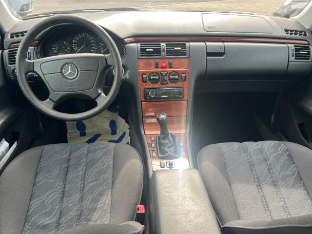 MERCEDES-BENZ E 200 Bild 11