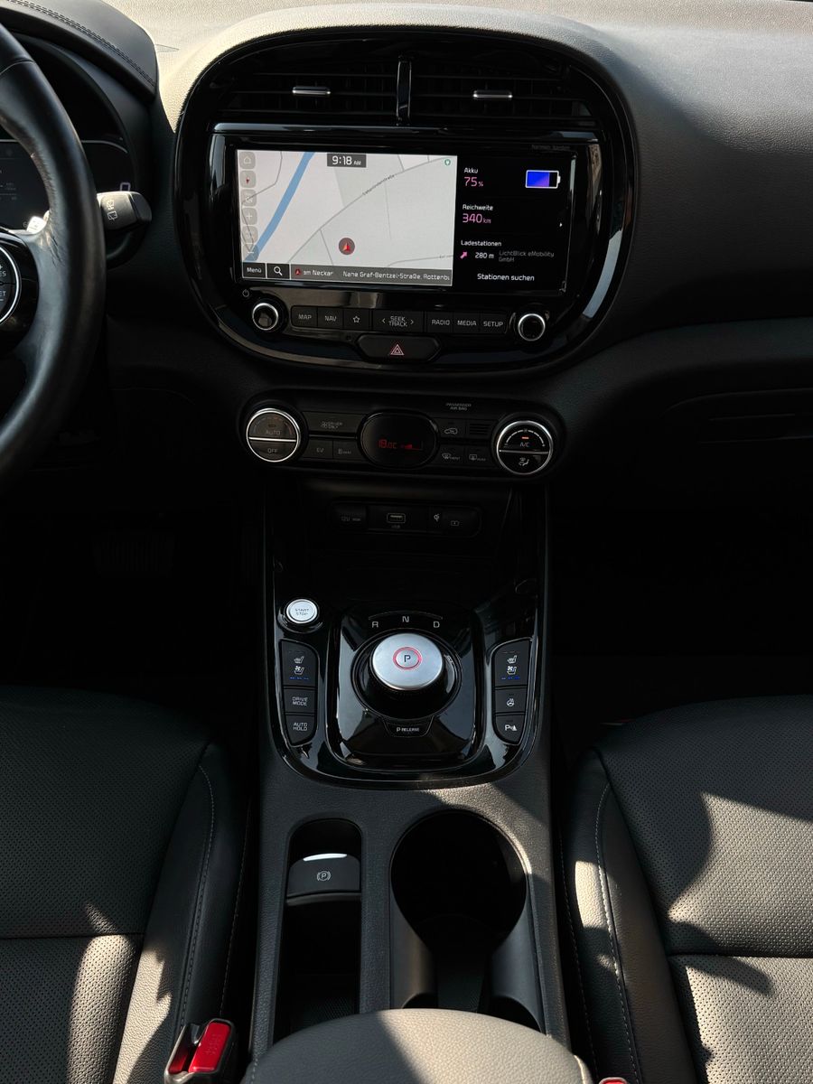 Fahrzeugabbildung Kia E-Soul 64kWh Spirit Schiebedach CarPl. H&K ACC