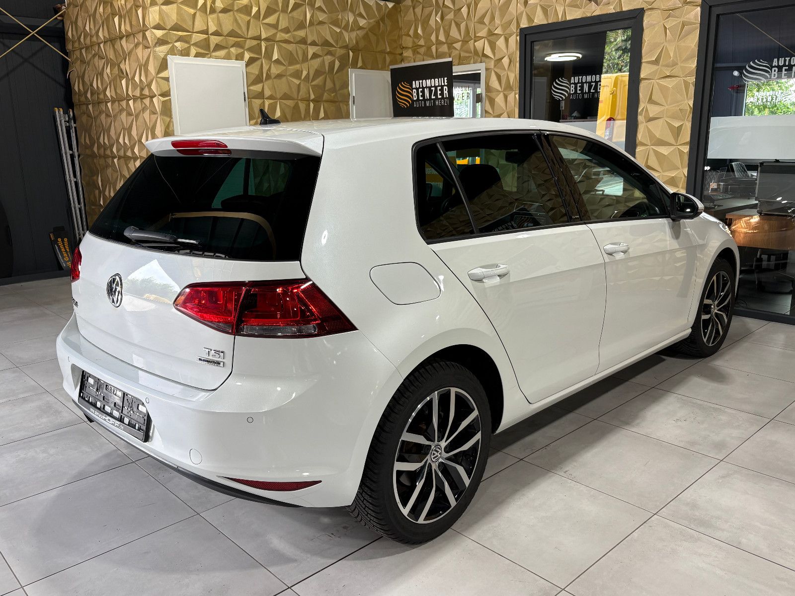 Fahrzeugabbildung Volkswagen Golf VII Lim. Allstar BMT/NAVI/PDC/SHZ/KLIMA/