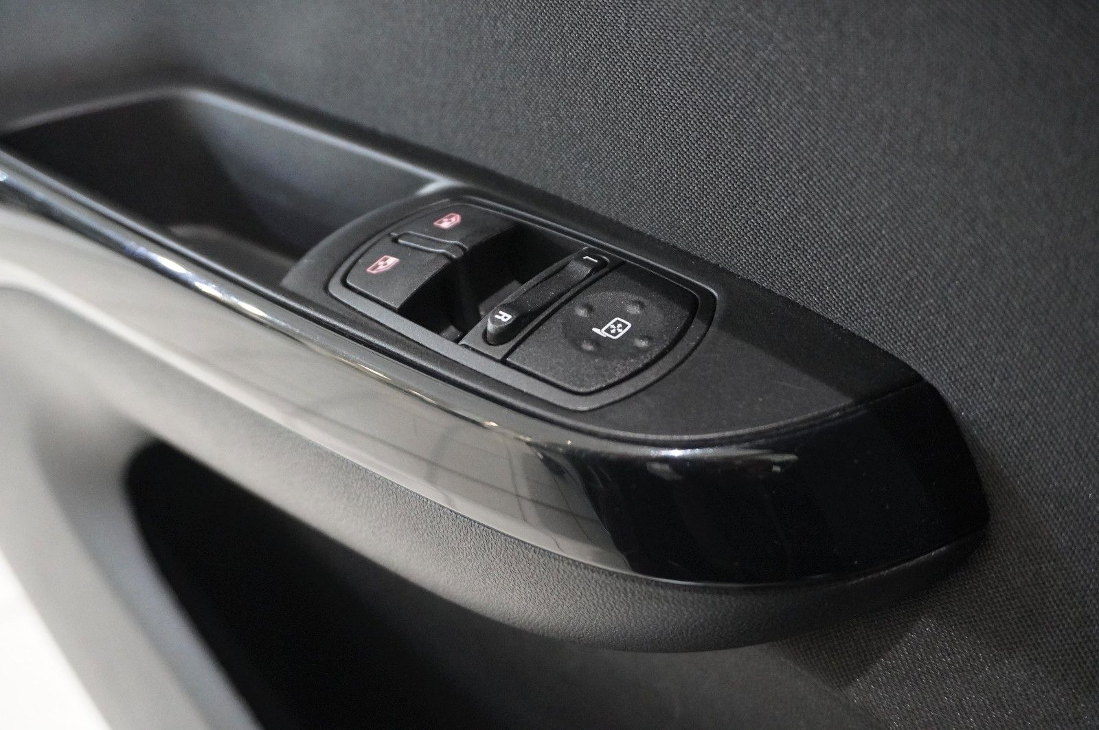 Fahrzeugabbildung Opel Corsa E 1.4 120 JAHRE 5-TÜR NAVI/SHZ/PDC/TEMP.