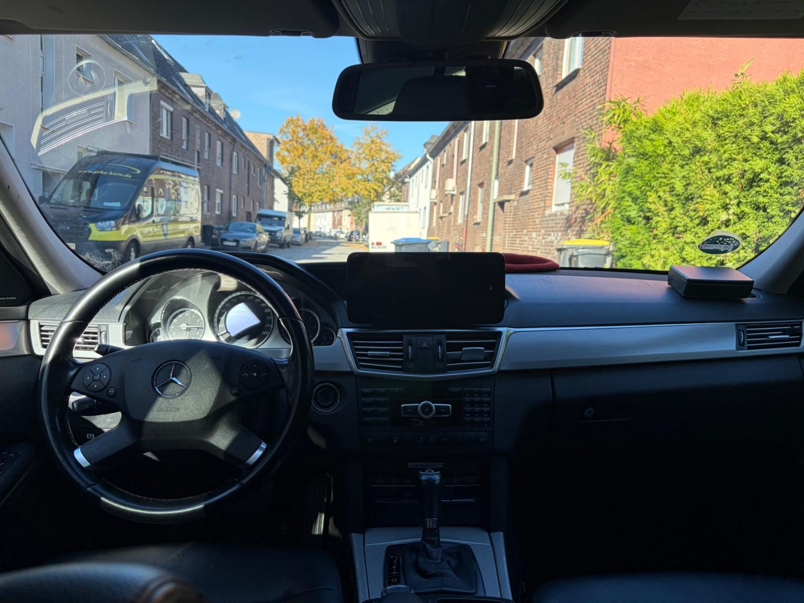 Mercedes-Benz E200 2011 — photo 8