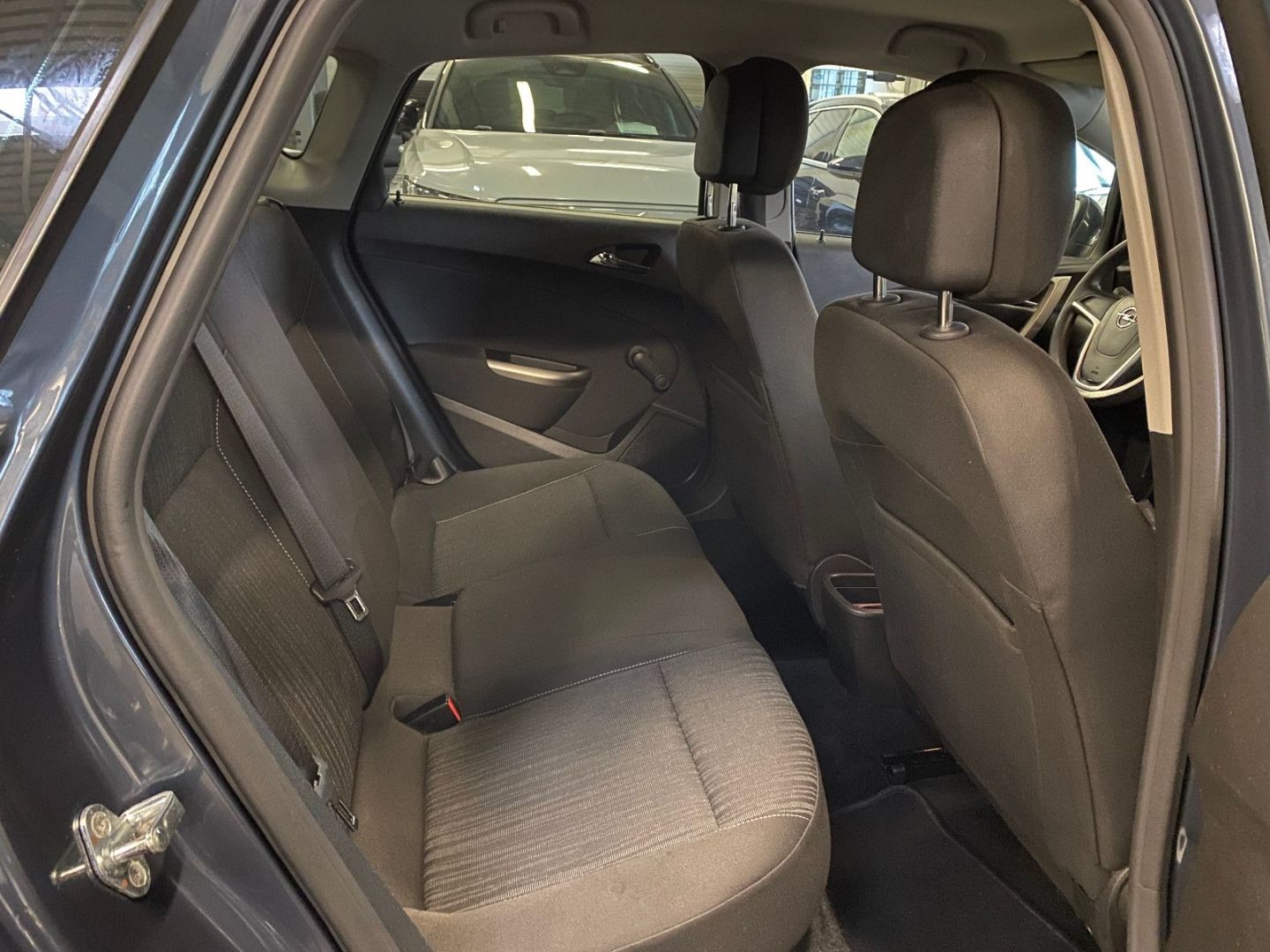 Fahrzeugabbildung Opel Astra J Lim. 5-trg. Edition AHK Klima