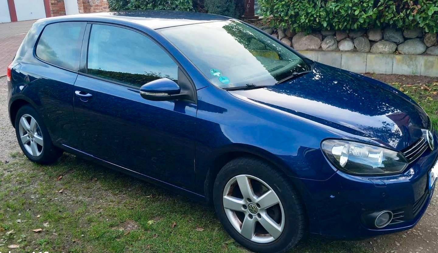 Volkswagen Golf 2010 — салон
