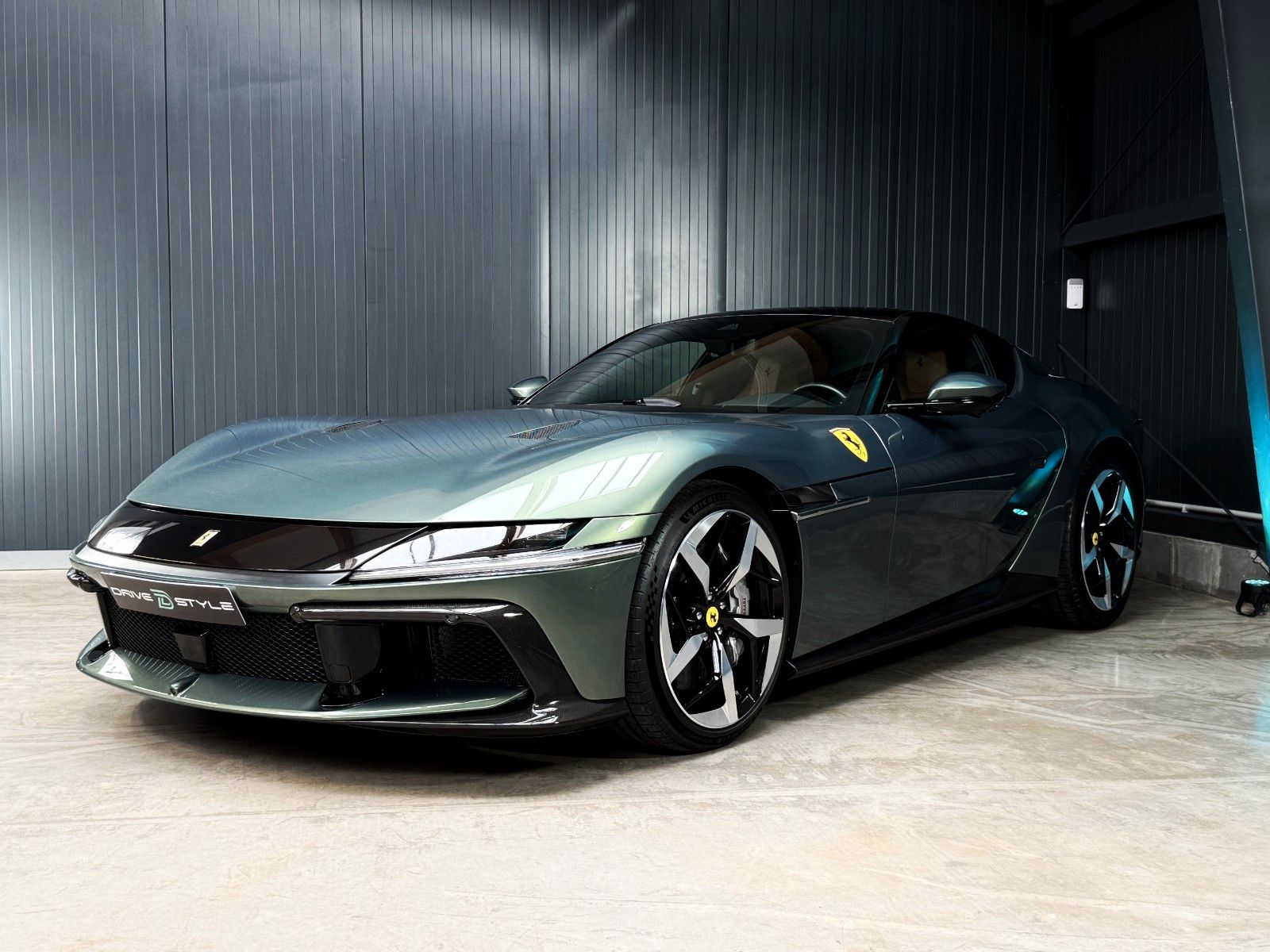 Fahrzeugabbildung Ferrari 12Cilindri + Cabon + Lift + Verde Minerale Metal