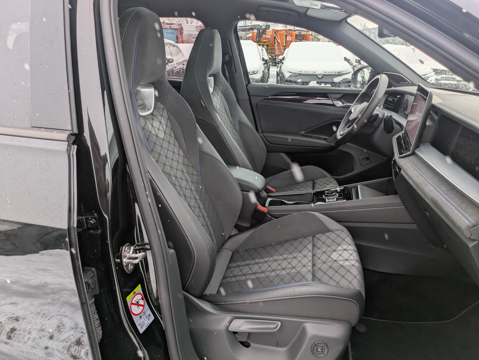 Fahrzeugabbildung Volkswagen Tayron 2.0 TDI 4M R-Line 7Si*MATRIX*AHK*PANO*HUD