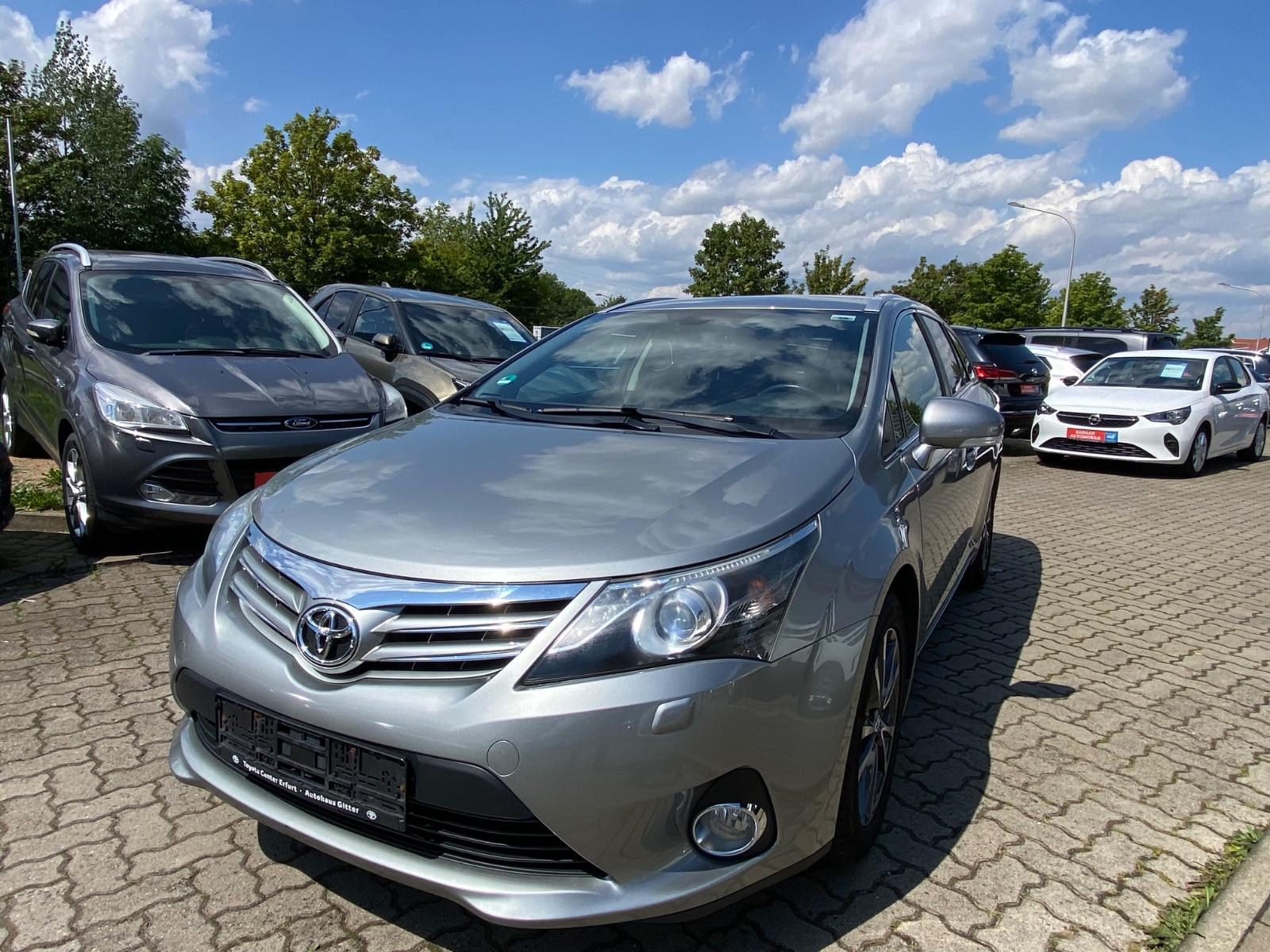 Toyota Avensis 2013 — interior