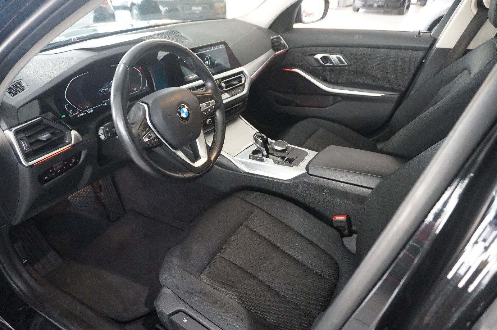 Fahrzeugabbildung BMW 330D TOURING X-DRIVE NAVI/LED/KAMERA/VIRT./SPORT