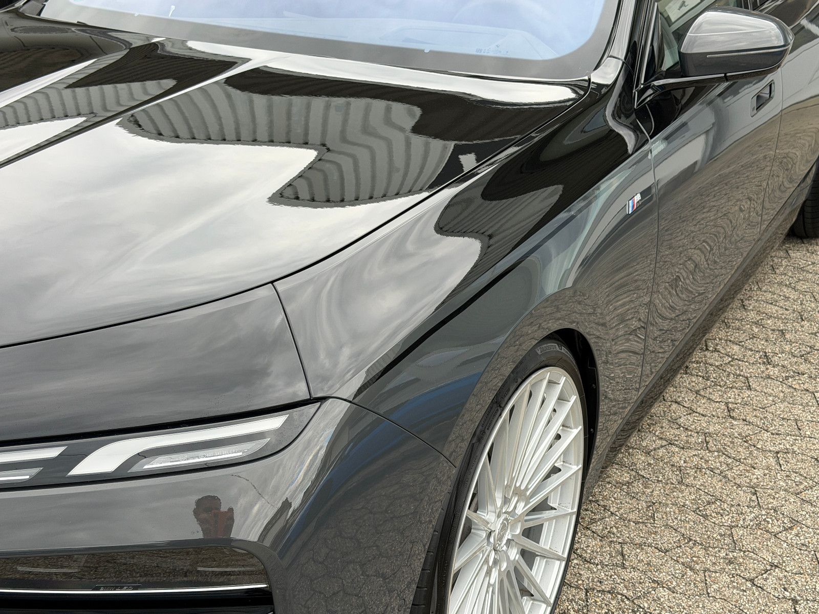 Fahrzeugabbildung BMW 740 d xDrive M Sport/CINEMA-TV/SKY LOUNGE/ICONIC