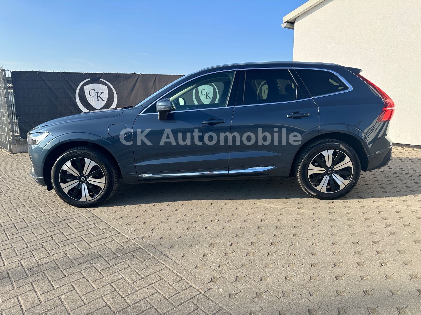 Fahrzeugabbildung Volvo XC60 T6 Plus Bright Recharge AWD/Navi/Pano/AHK