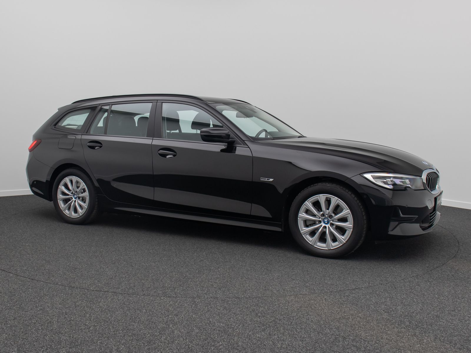Fahrzeugabbildung BMW 320e Panorama Kamera DAB Alarm Geschwindigkeit