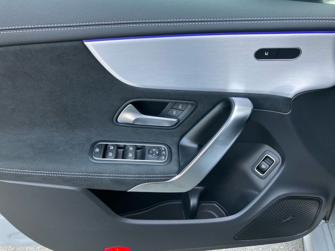 Fahrzeugabbildung Mercedes-Benz CLA 180 SB AMG+AHK+MULTIB+360+DISTR+NIGHT+LHZG++