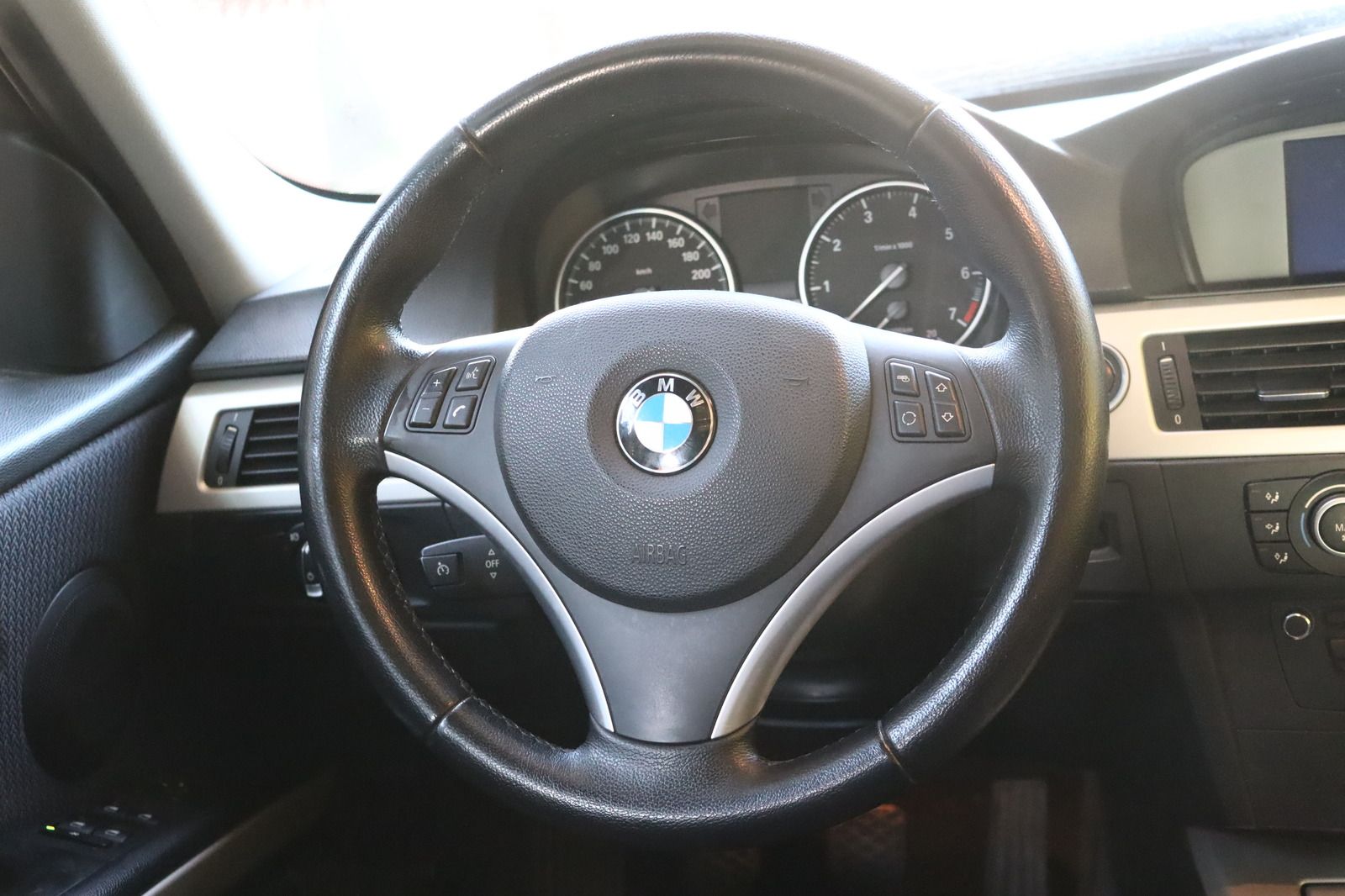 Fahrzeugabbildung BMW 318 i Touring * Xenon * SHZ * Navi