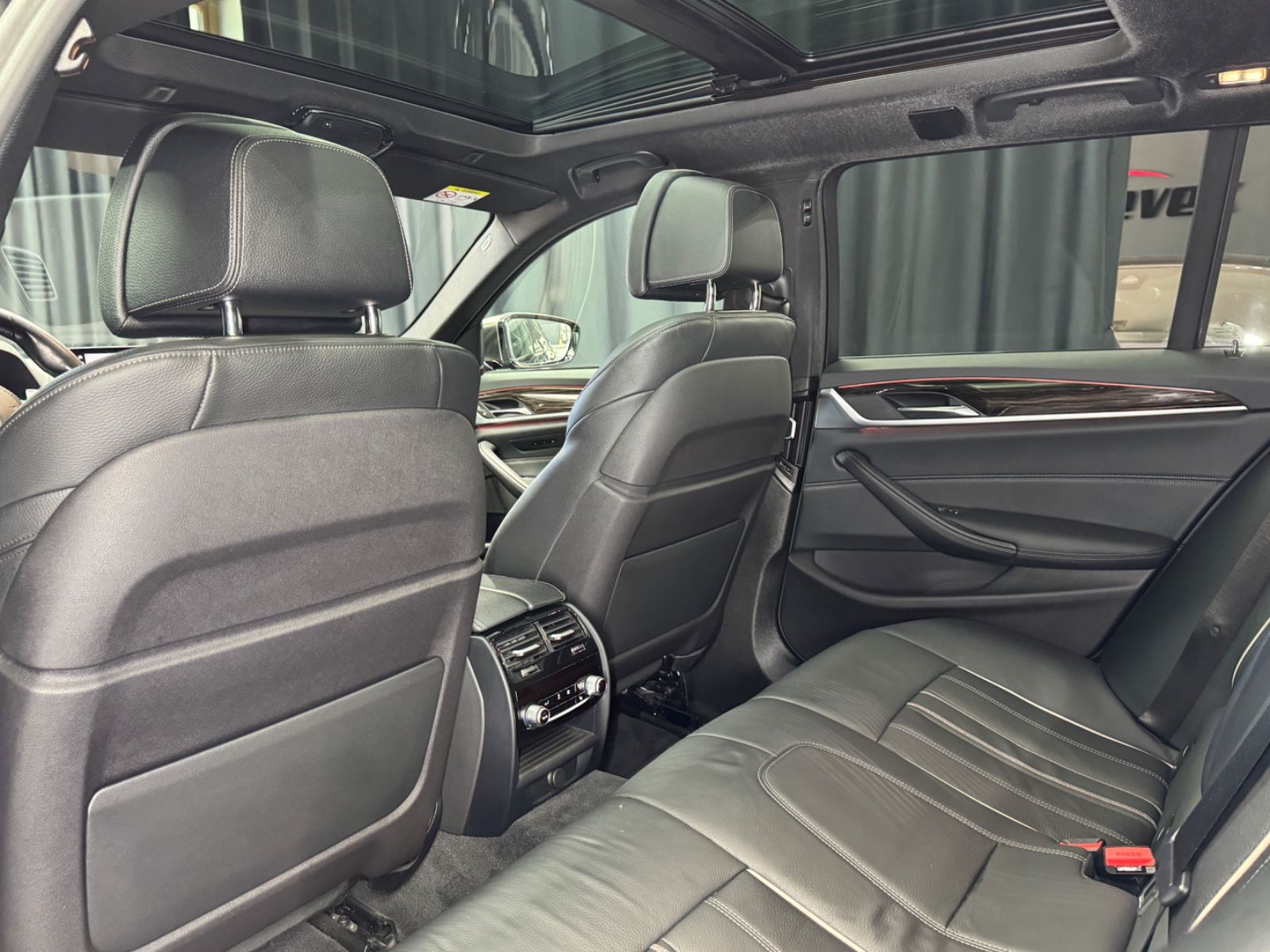Fahrzeugabbildung BMW M550d xDrive Touring|PANO|NAVI|AHK|1.HAND