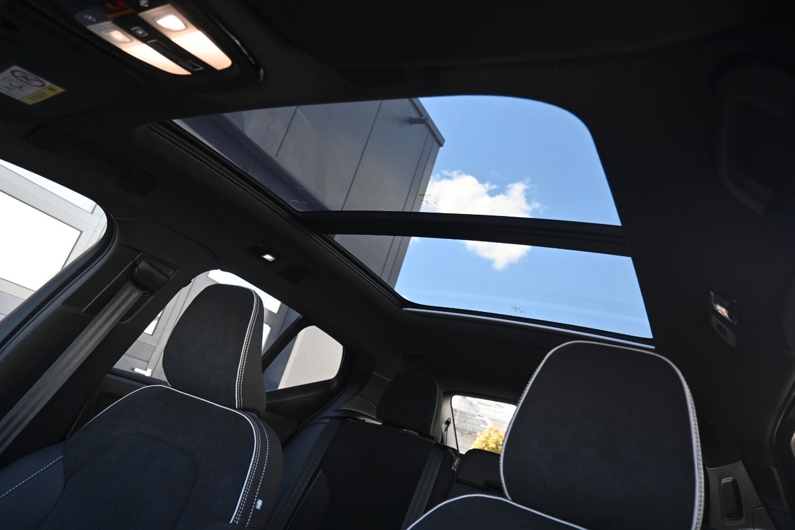 Fahrzeugabbildung Volvo XC40 B4 DKG Ultra Black Edition*360°*PANO*ACC