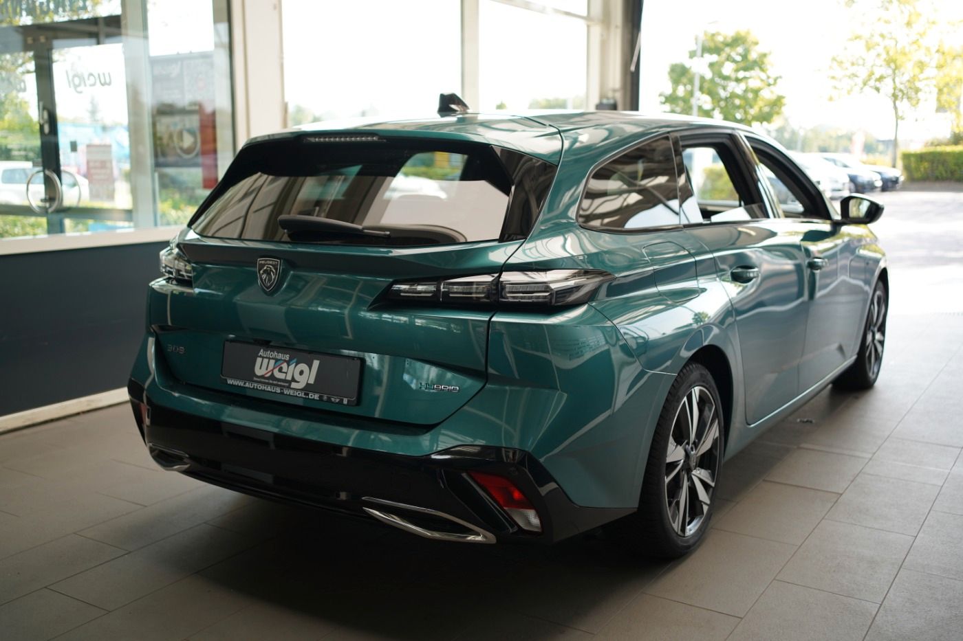 Fahrzeugabbildung Peugeot 308 SW Plug In Hybrid 180 Allure Automatik Navi