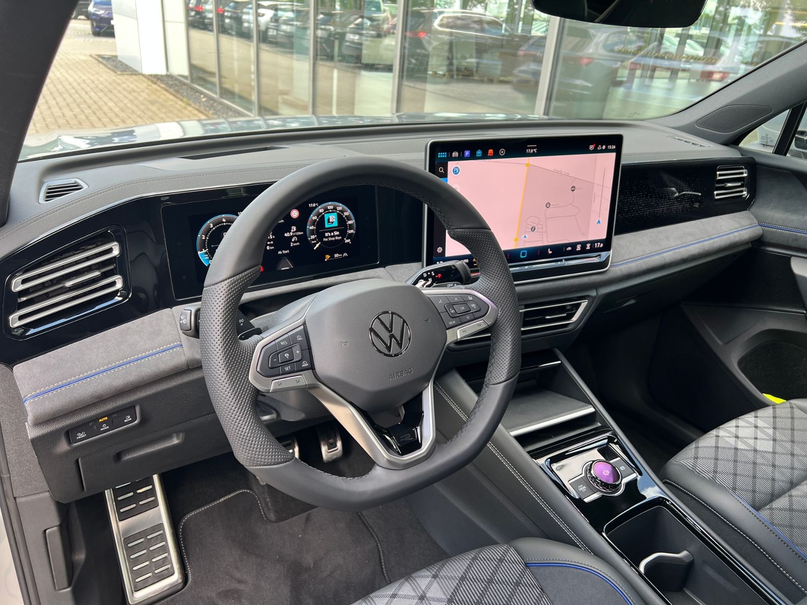 Fahrzeugabbildung Volkswagen Tiguan R-Line 1.5 eTSI DSG *AHK, IQ.Light, ACC,