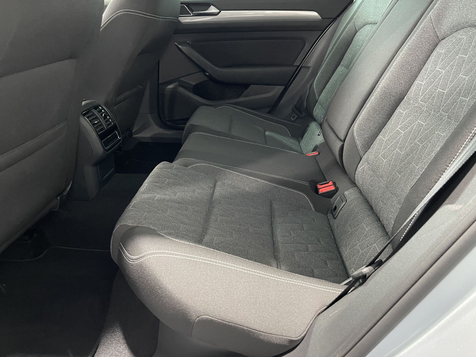 Fahrzeugabbildung Volkswagen Passat Variant Business 2.0 TDI*LED*AHK*ACC*Cam*