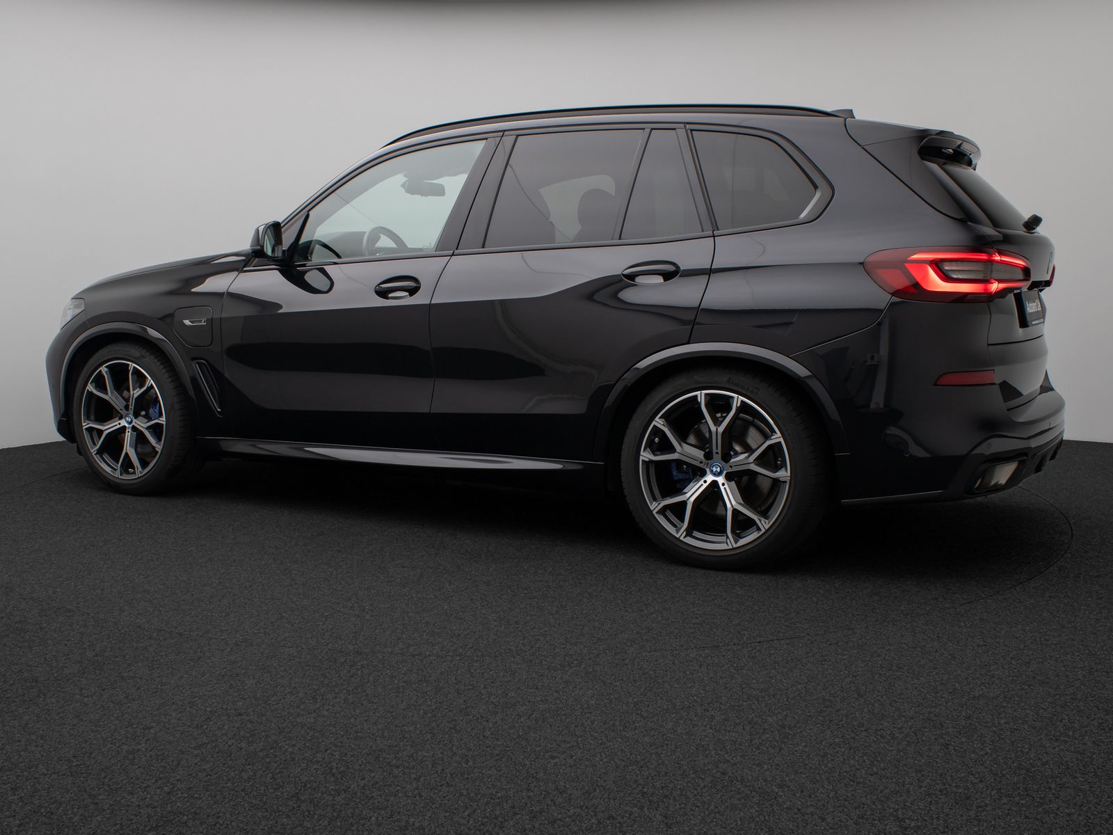 Fahrzeugabbildung BMW X5 xD45e M Sport Panorama Laser 360°HUD DAB B&W