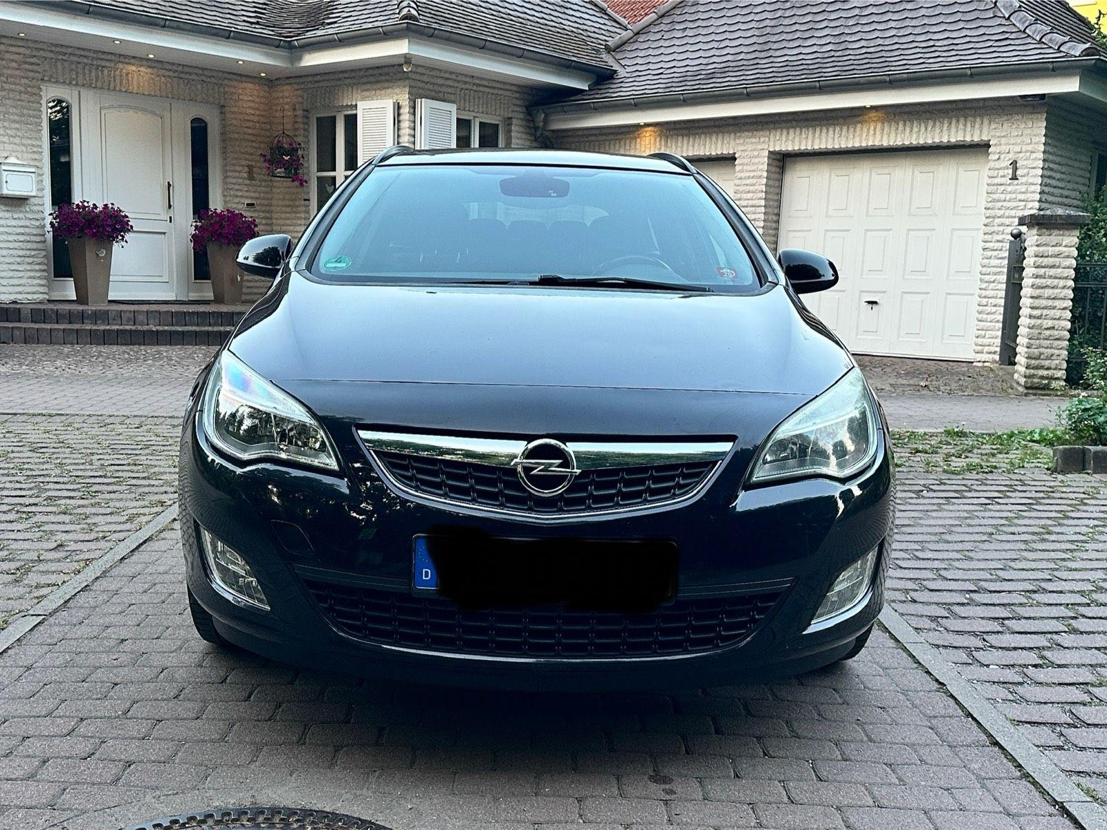Opel Astra 2011 — interior