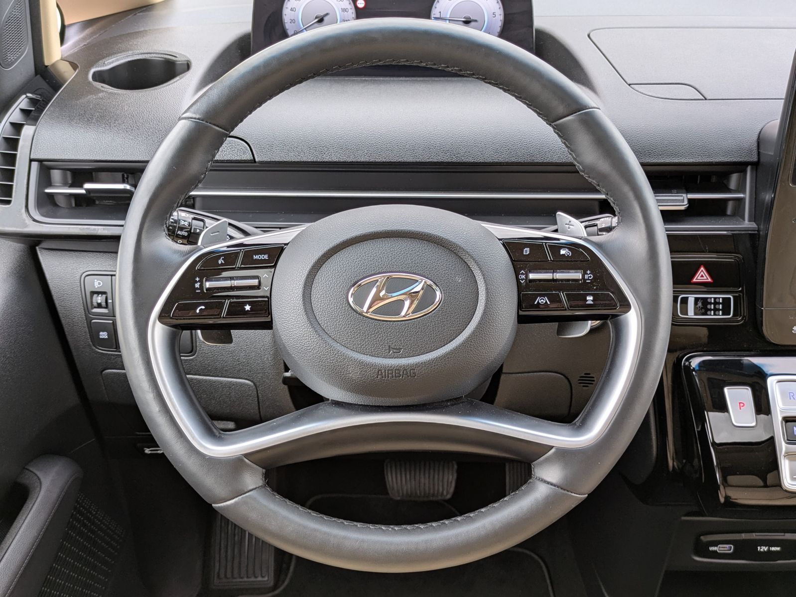 Fahrzeugabbildung Hyundai Staria 2.2 CRDi 4WD Prime*9*LED*PANO*360°KAM*ACC