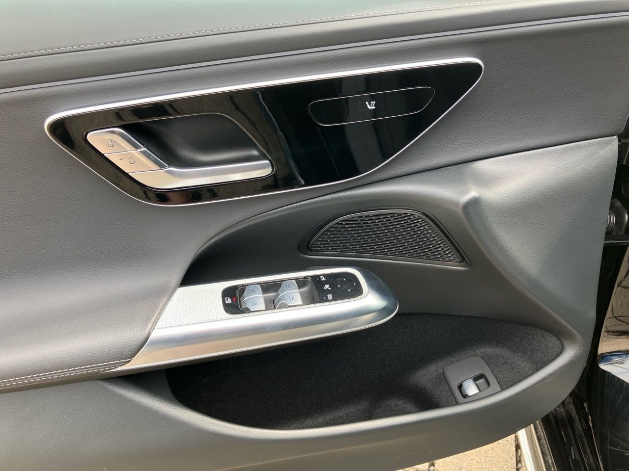Fahrzeugabbildung Mercedes-Benz E 200 T AMG+AHK+DISTRONIC+KEYLESS+CARPLAY+TOTWIN