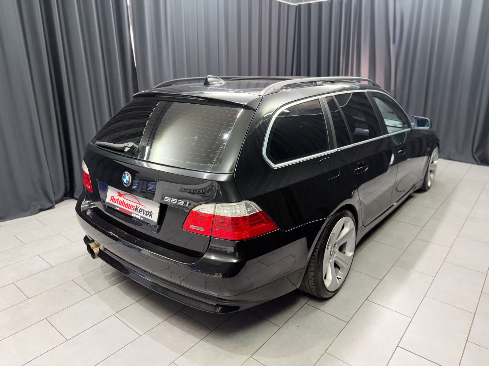Fahrzeugabbildung BMW 523I Touring |PDC|PANO|NAVI|LEDER