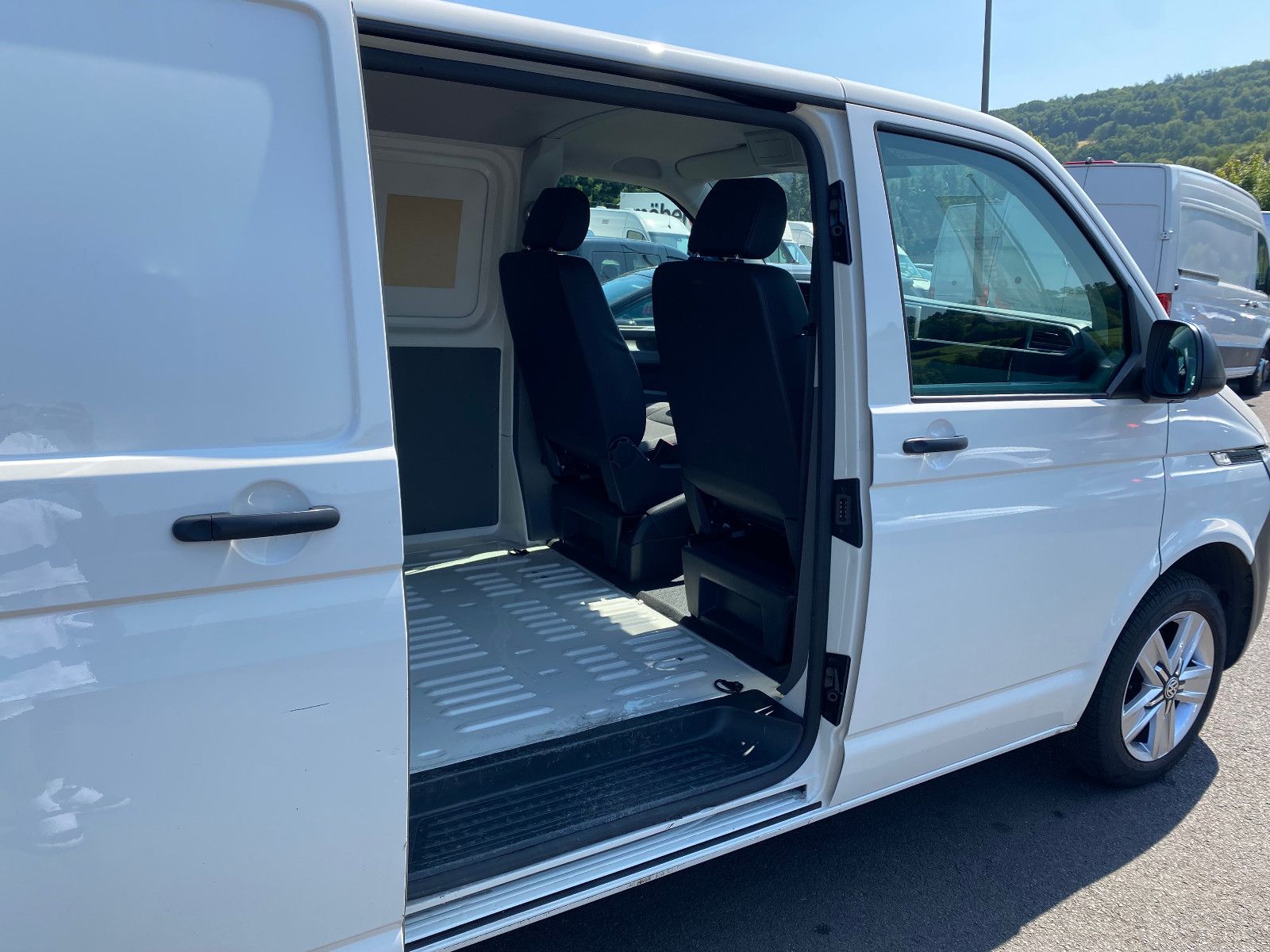 Fahrzeugabbildung Volkswagen T6.1 Transporter 2.0 TDI DAB Seitenwindassistent