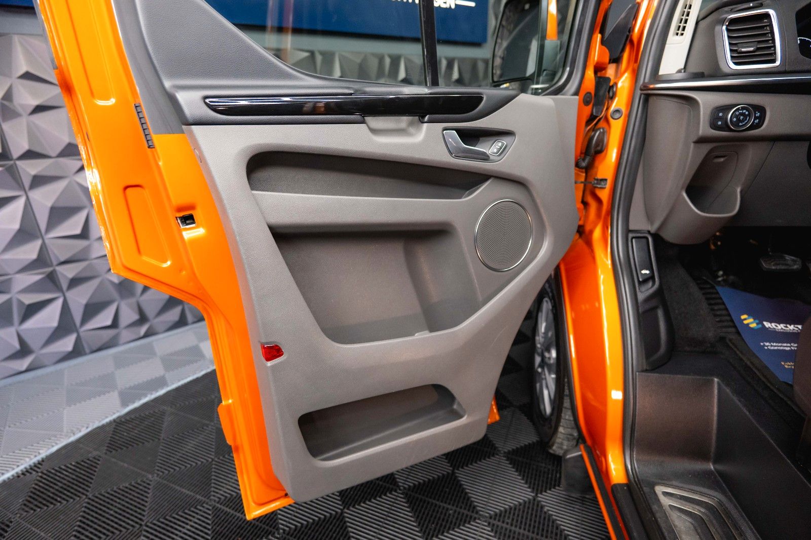 Fahrzeugabbildung Ford Tourneo Custom Kombi 320 L2 Trend Lang 9 Sitze