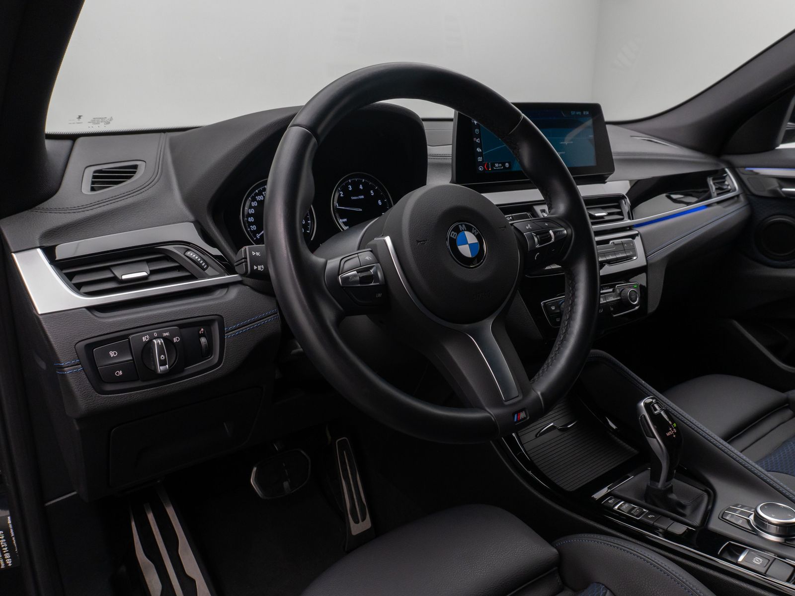 Fahrzeugabbildung BMW X2 sD20i M Sport HUD DAB HiFi Parkassist Komort