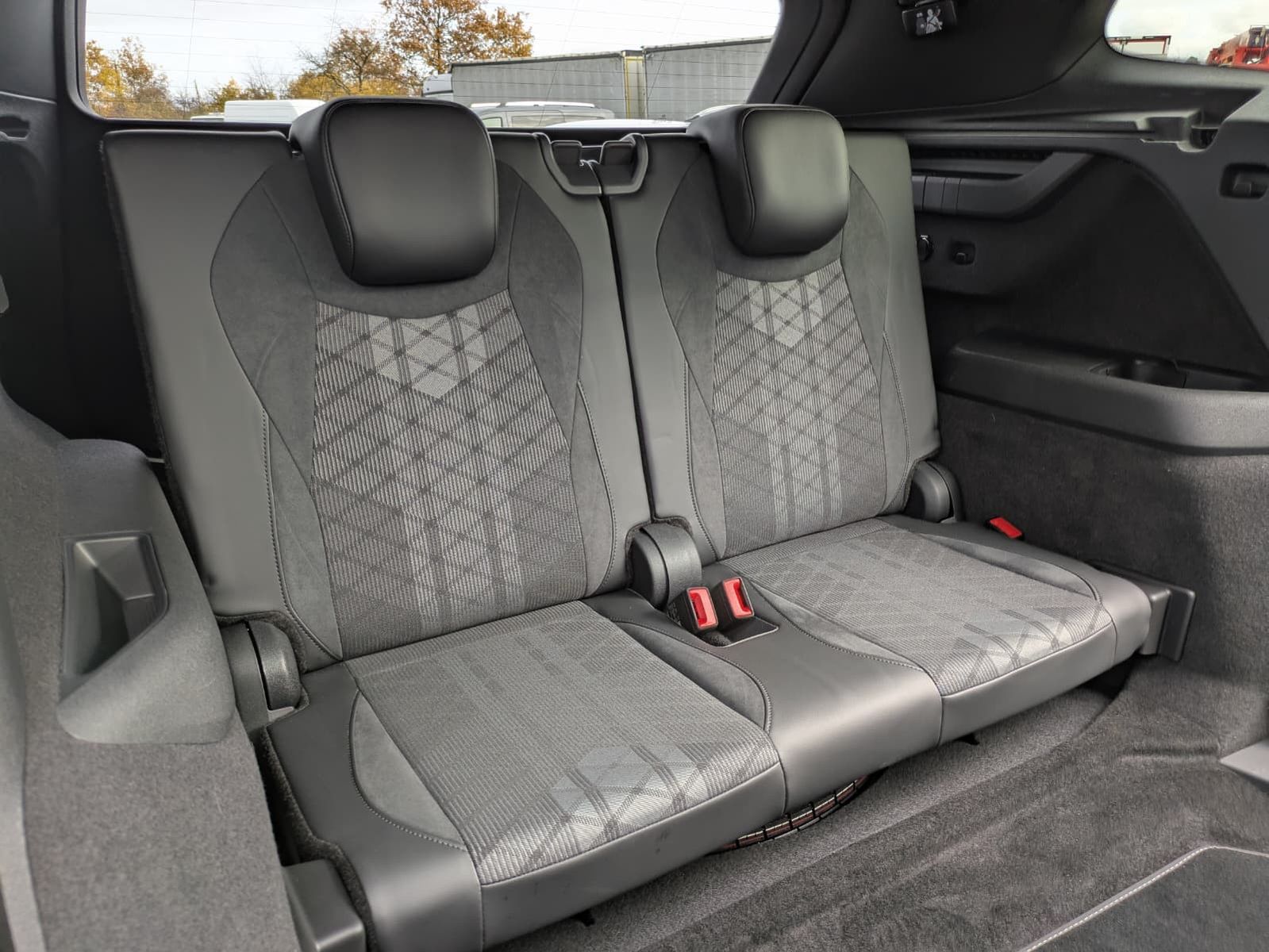 Fahrzeugabbildung Volkswagen Tayron 2.0 TDI 4M R-Line 7Si*MATRIX*AHK*PANO*HUD