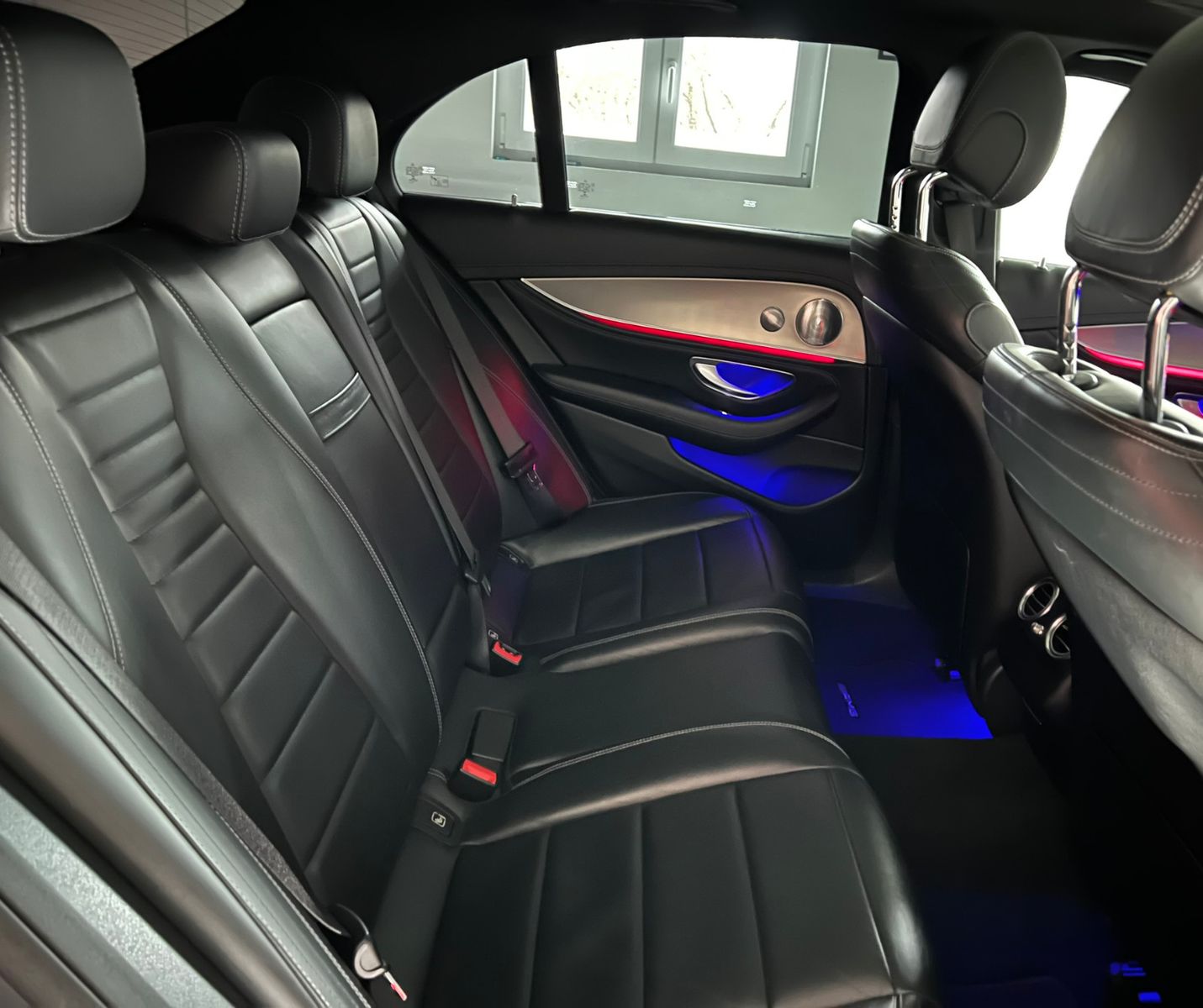 Fahrzeugabbildung Mercedes-Benz E350d AMG-LINE/PANO/BURMESTER/WIDESCREEN/AMBIENT