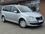 Volkswagen Touran 1,6/ 7xSitze/Klimaautomatik/AHK/Guter Zu.