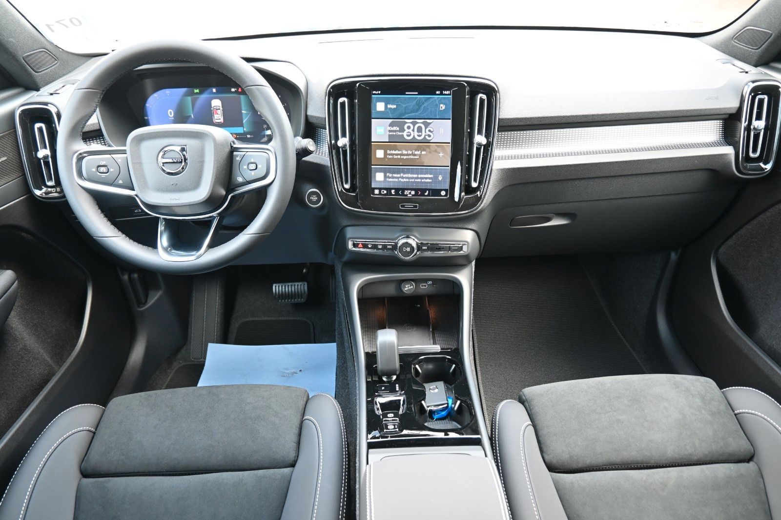 Fahrzeugabbildung Volvo XC40 B4 DKG Plus Dark*FSHZG*H&K*BLIS*ACC