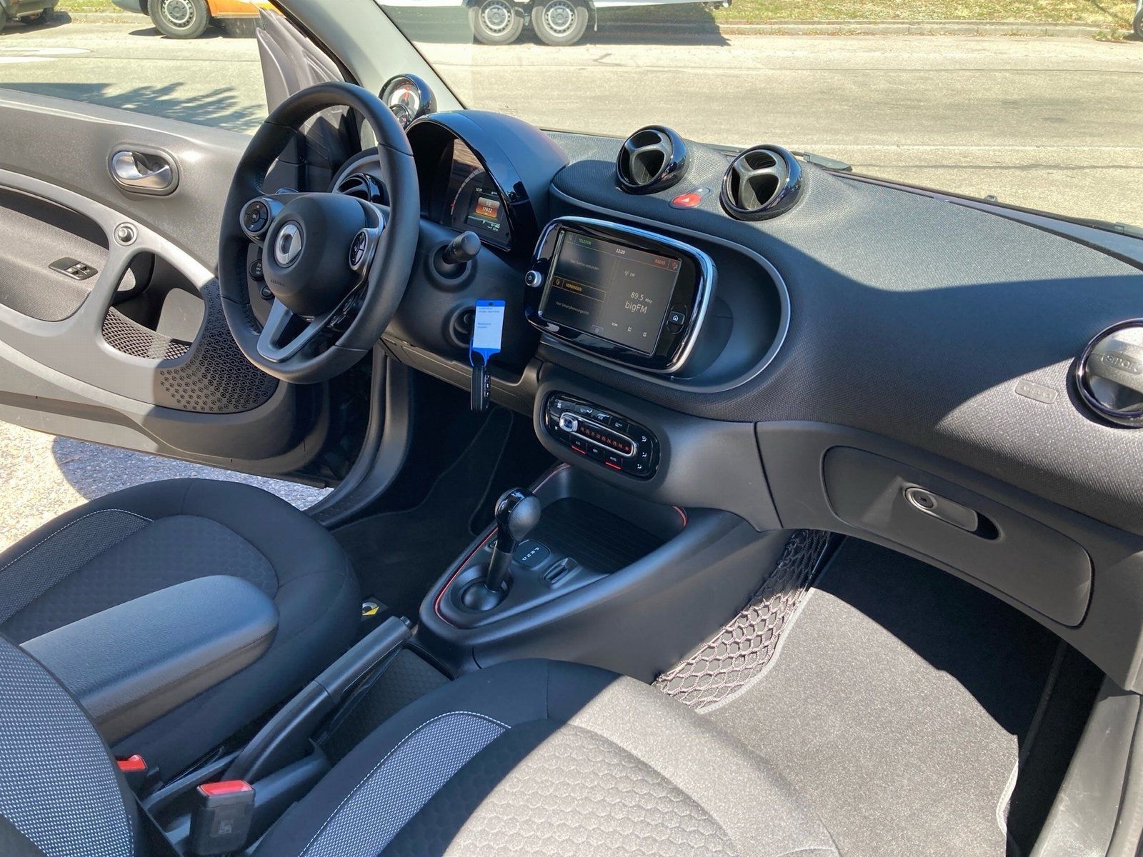 Fahrzeugabbildung Smart smart EQ fortwo Exclusive*Pano*Kamera*PDC*LED*22
