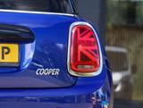 MINI Cooper Mini 1.5 automatik 136pk Harman Kardon na - blaue MINI Cooper