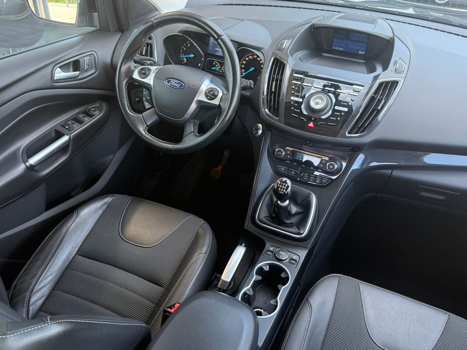 Fahrzeugabbildung Ford Kuga Individual KLIMAAUTO SITZHEIZUNG AHK