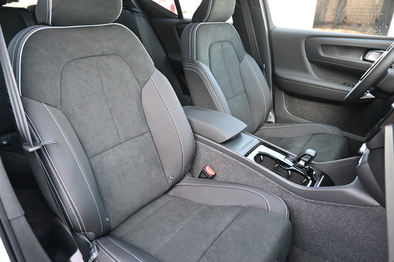 Fahrzeugabbildung Volvo XC40 Ultimate RC Pure Electric AWD*360°*PANO*GSD