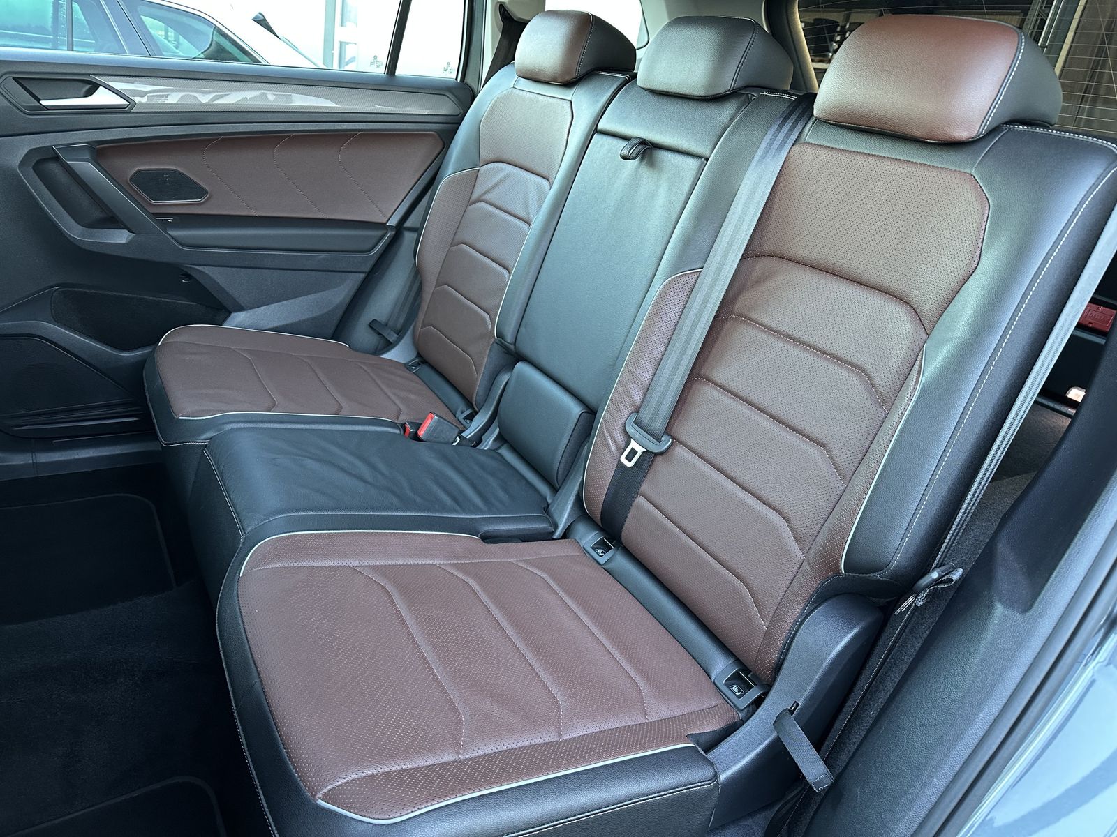 Fahrzeugabbildung Volkswagen Tiguan Allspace 2.0 TDI 4M DSG Life NAV+LED+AHK