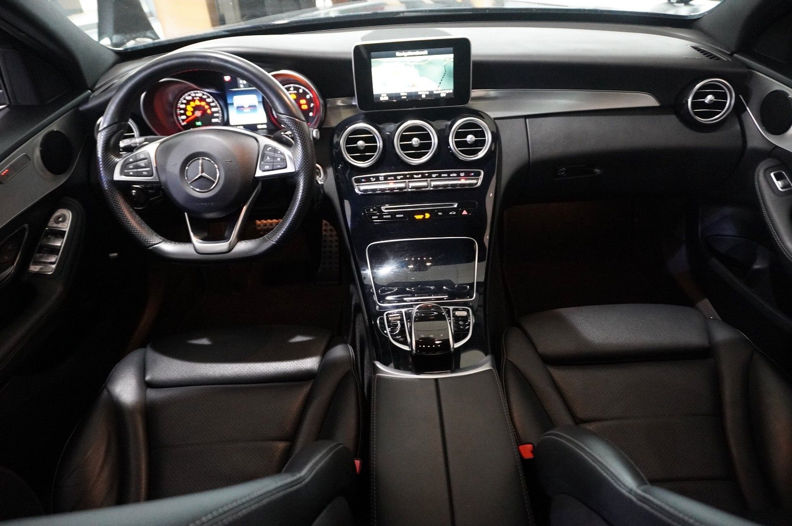 Fahrzeugabbildung Mercedes-Benz C 200 LIM. AMG LINE NAVI/LED/KAMERA/SH/SPORT/AHK