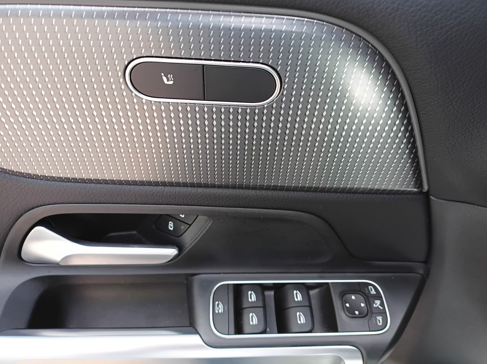Fahrzeugabbildung Mercedes-Benz GLB 200+DISTRONICPLUS+PANO+AHK+SH+NIGHTPAKET++++