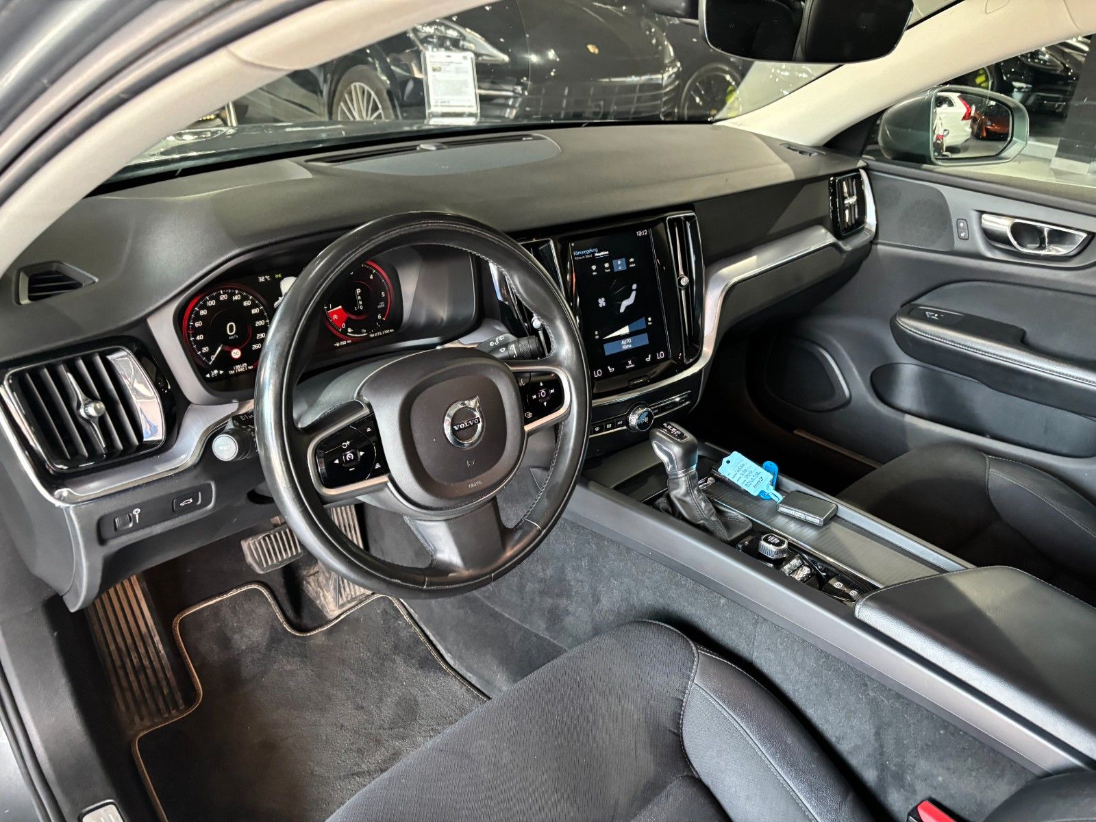 Fahrzeugabbildung Volvo V60 Momentum /KAMERA/LED/SHZ/ACC+/NAVI