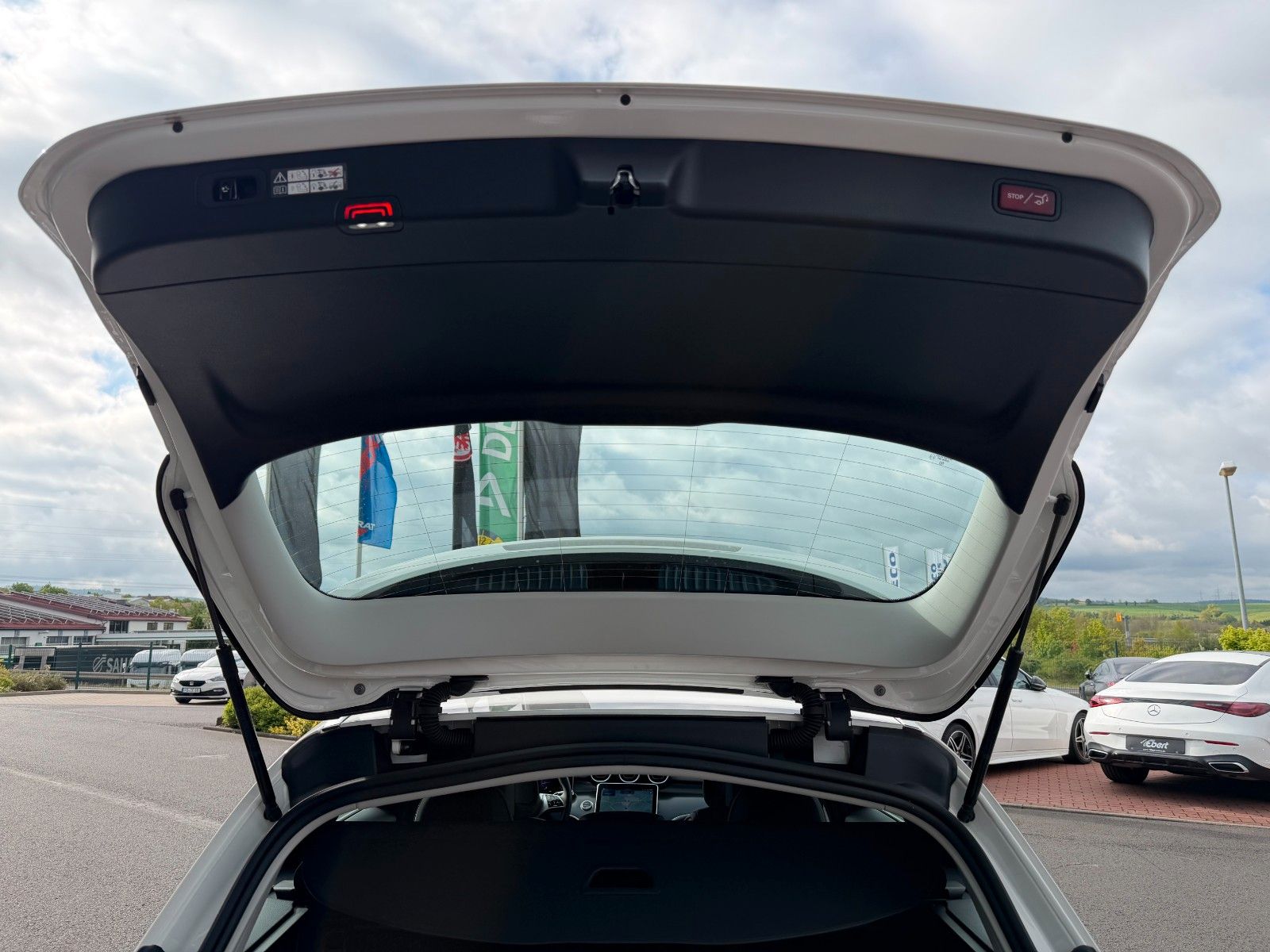 Fahrzeugabbildung Mercedes-Benz C 200 T Avantgarde+RKamera+AHK+AmbientePrem+