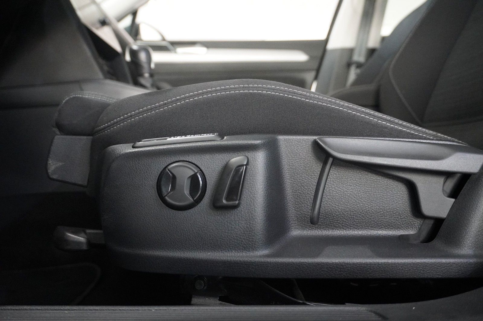 Fahrzeugabbildung Volkswagen Passat VARI. 2.0D BUSINESS 4M NAVI/KAMERA/SH/AHK