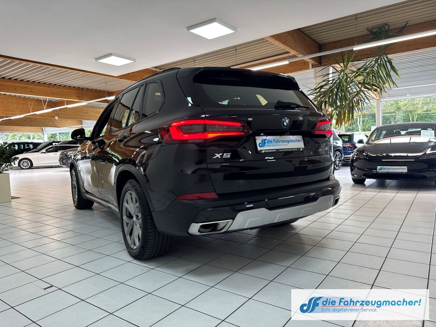 Fahrzeugabbildung BMW X5 xDrive 45 e xLine Park-Assistent Luftfederung