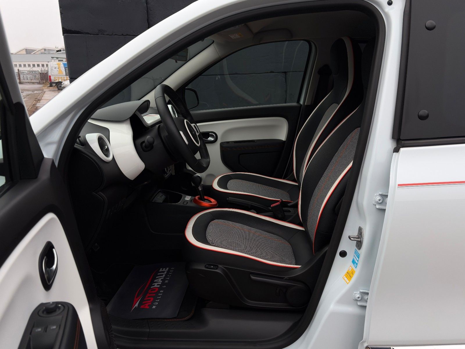 Fahrzeugabbildung Renault Twingo Vibes Electric Tempomat Carplay CAM SHZ