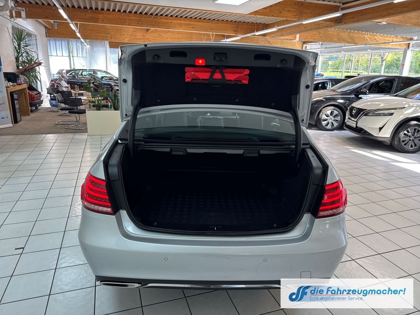 Fahrzeugabbildung Mercedes-Benz E 200 CGI BlueEf.Avantgarde LED Klimaaut Ambient